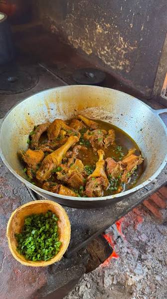Frango caipira no fogão a lenha